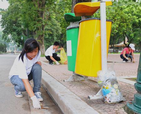Hanoi gathers garbage to make environment cleaner